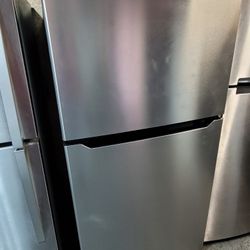 Like New 2020 Insignia 21cu Ft Apartment Size Stainless Steel Top Freezer Refrigerator 33" Wide 
