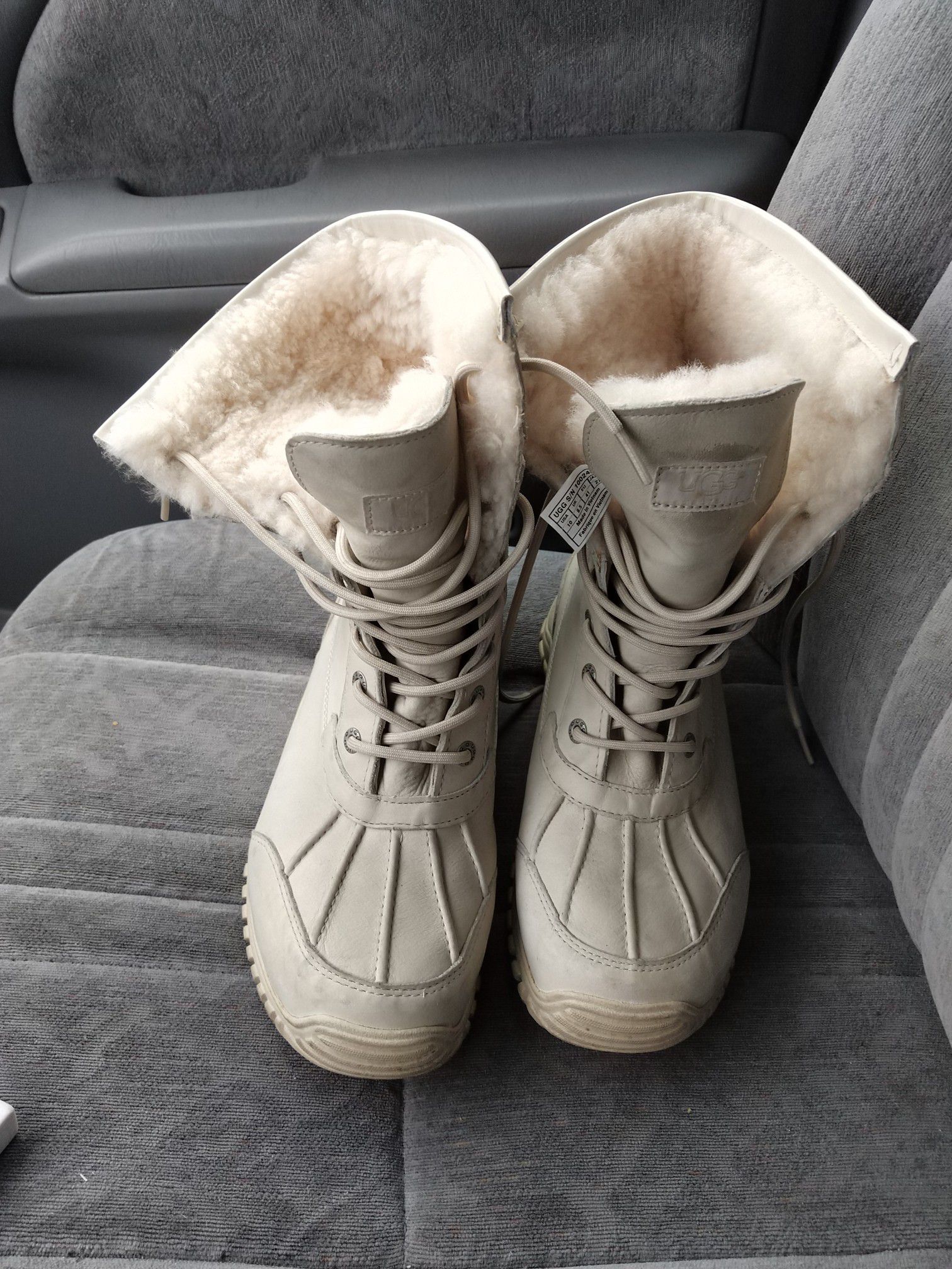 Ugg boots in good condition, for winter. The materials of leather and suede are bone color