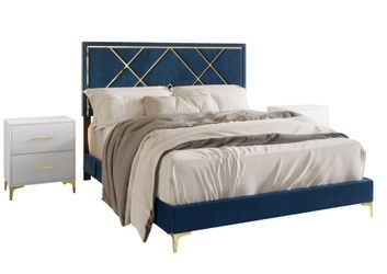 3 pieces Queen bed set with little damage 