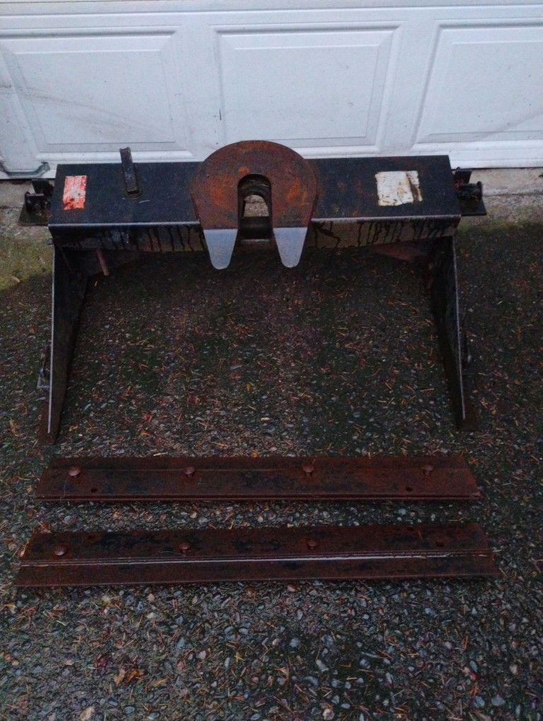 5th Wheel Hitch $200