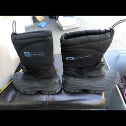 Ozark Trail Women’s Winter Boots, Fabric Upper, Black Velcro, Kendall Size 7