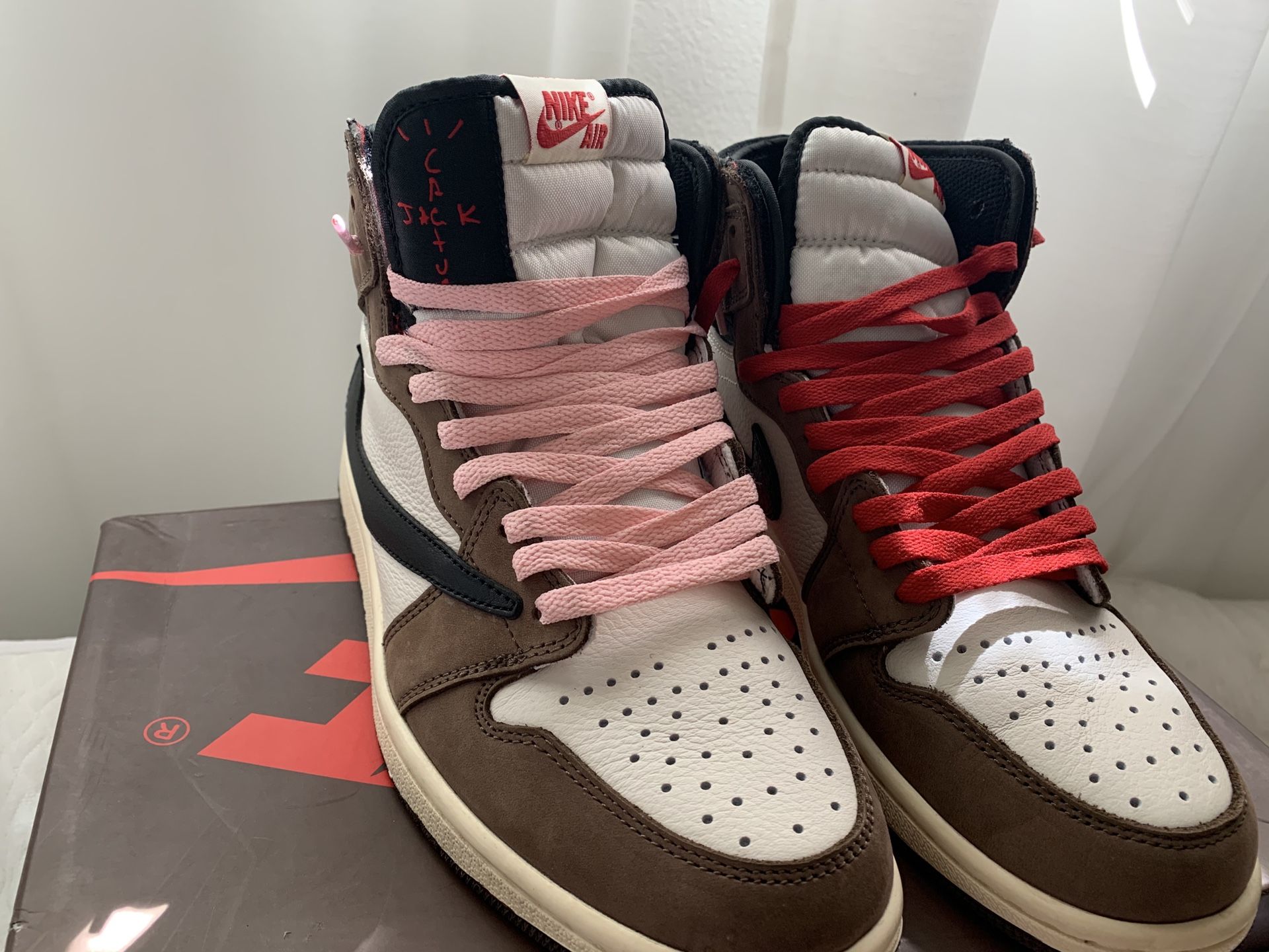 Jordan 1 Travis Scott