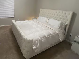 ✨ Luxury Tufted King Bed Frame – Like New ✨