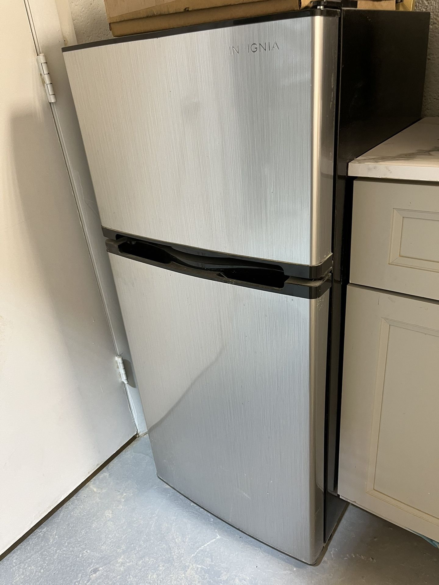 Insignia Top Freezer Refrigerator 