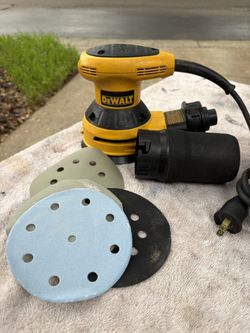 Clean DEWALT 5 1/2” Random Orbital Palm Sander Kit-D26451- 3 Amp, Dust Bag, Pads, 8’ Cord