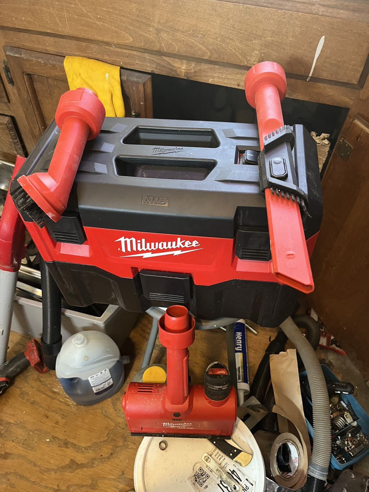 Milwaukee 2 gallon 18 V shot Vac wet and dry