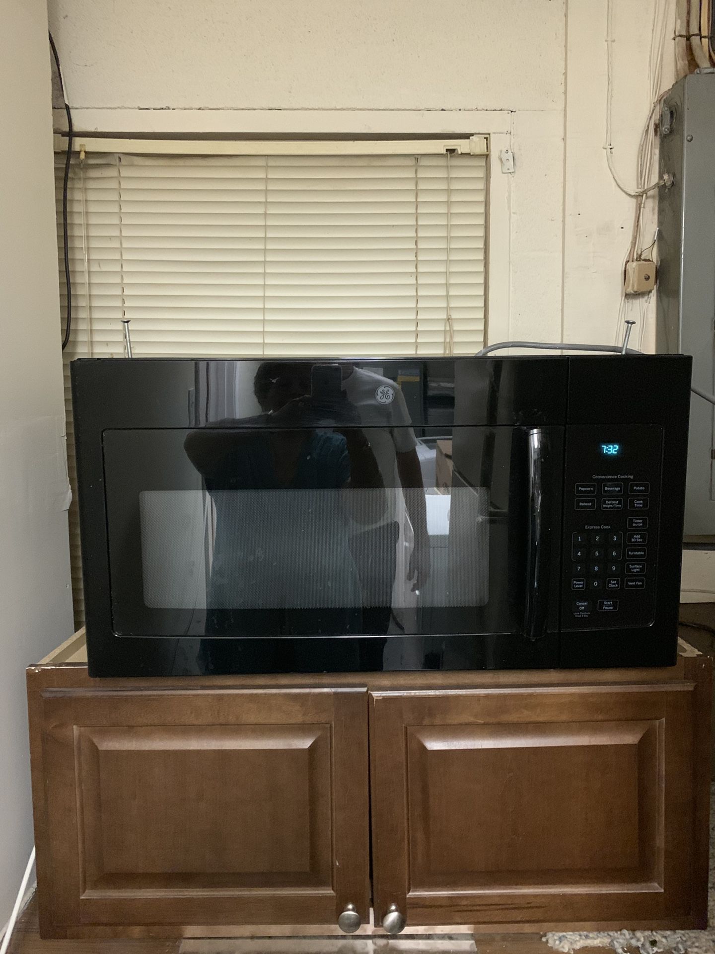 GE 1.7 cu ft. Microwave w/sensor cooking black color 30” in great condition.