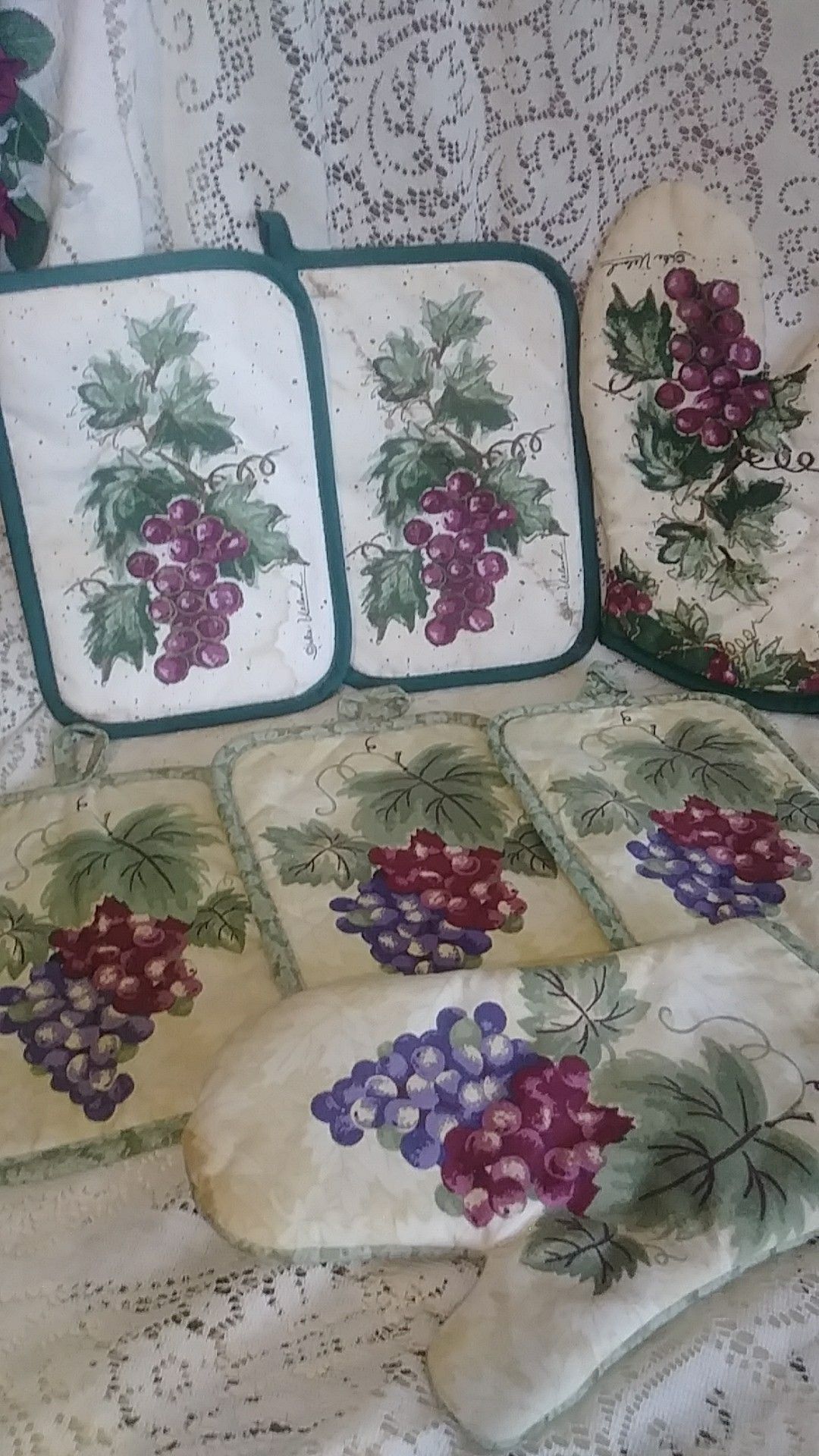 Grape decor mits and pot holder