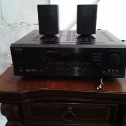 Stereo Receiver With 2 Lil Speakers 