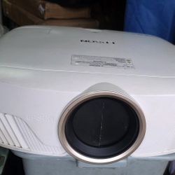 Epson H932A Pro Cinema 4K UHD LCD Projector Home Cinema 4010


