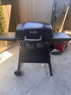CHAR-BROIL 3 burner GRILL