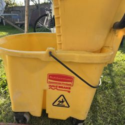 Rubbermaid WaveBrake Plastic Mop Bucket with Wringer