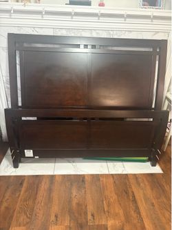Queen bed frame/mattress