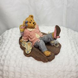 2004 Boyds Bear & friends  Sarah Bearsdale If the shoe fits figurine. Measures  3" T X 4" W . Good condition and smoke free home. 