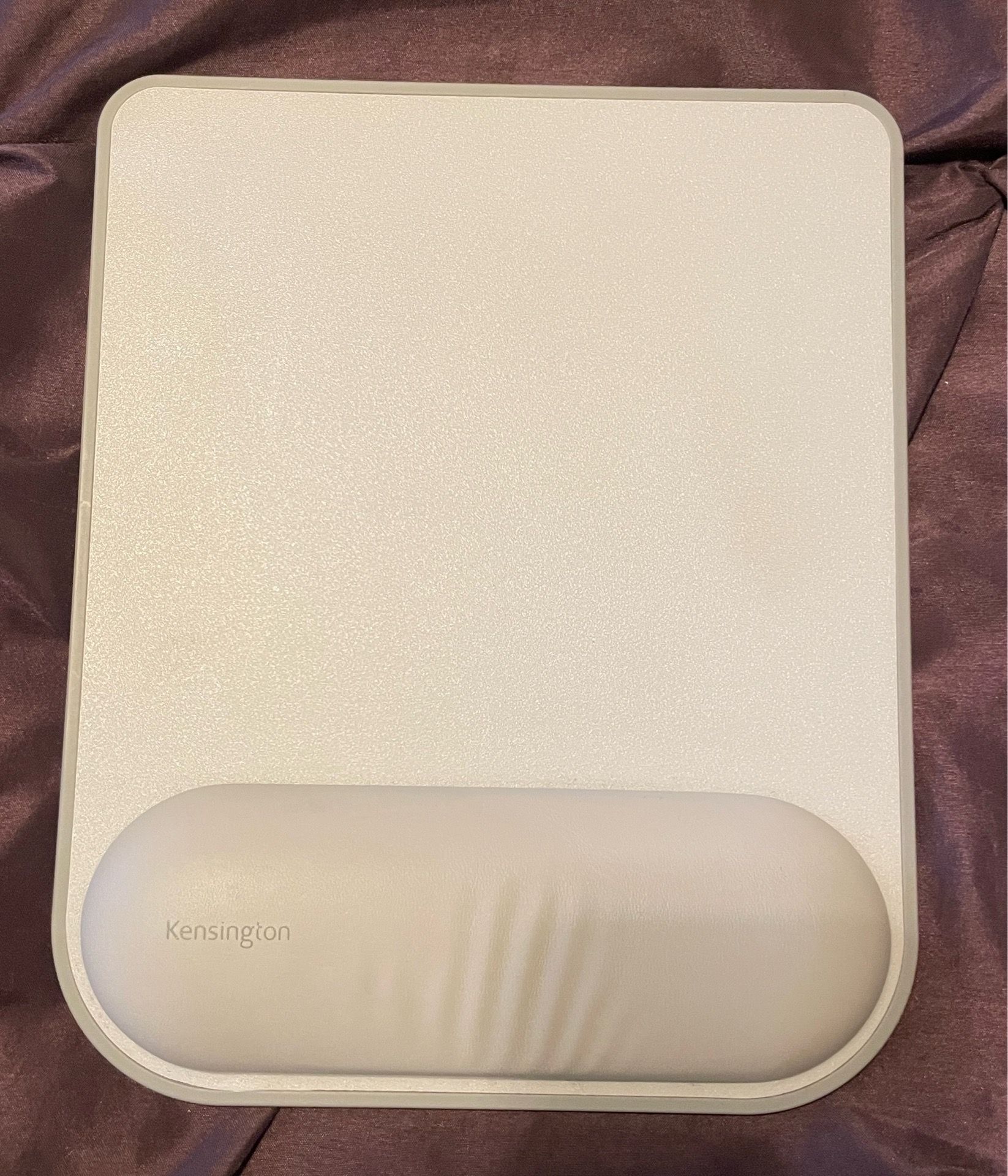 Kensington mouse pad with wrist rest