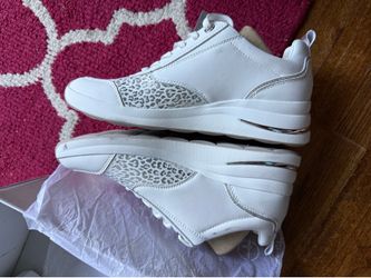 Tamaris white leather tennis shoes