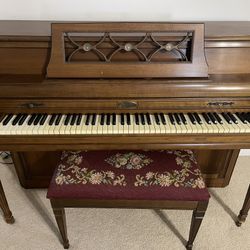 Vintage Wurlitzer Spinet Piano with Matching Bench – Beautiful Condition!