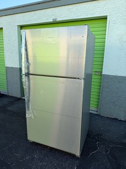 Whirlpool Stainless Steel Top-Freezer Refrigerator