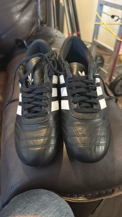 Sports tennis shoes size 9. New