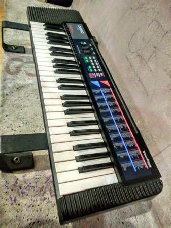 Keyboard / Synthesizer Built-In Speakers With Power Supply and Batteries in Excellent Condition