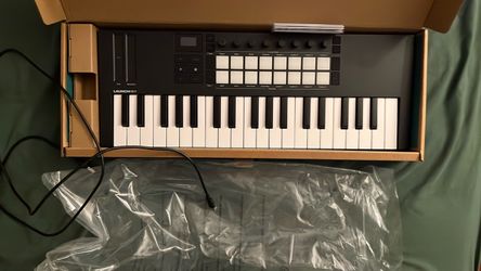 Novation Launchkey Mini 37 MK4 MIDI Keyboard – Excellent Condition