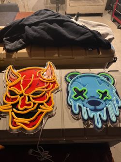 Two neon signs for gaming room