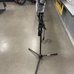 AKG Microphone & Stand (151839) MMP