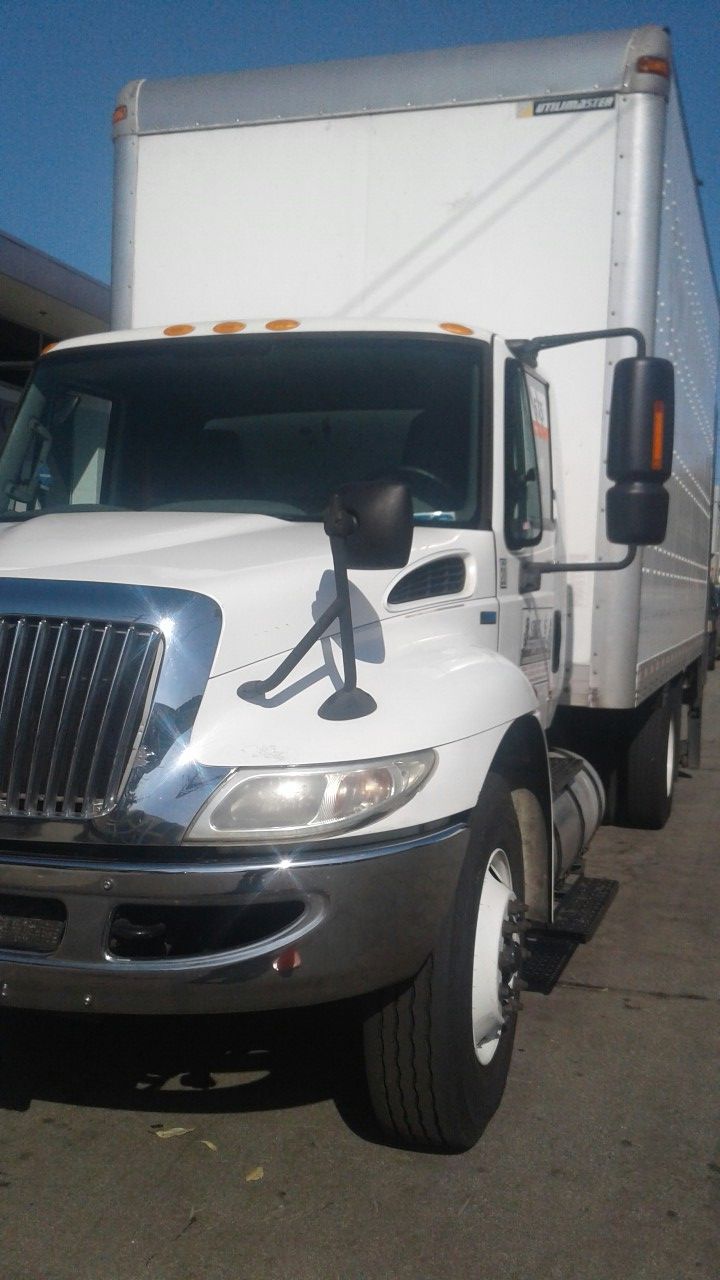 BOX TRUCK W RAIL LIFT 2012 INTERNATIONAL DT.