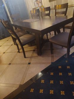 Solid wood dining table seating for eight excellent condition 6 months old