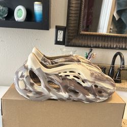 Foam runners size 10 Deadstock 
