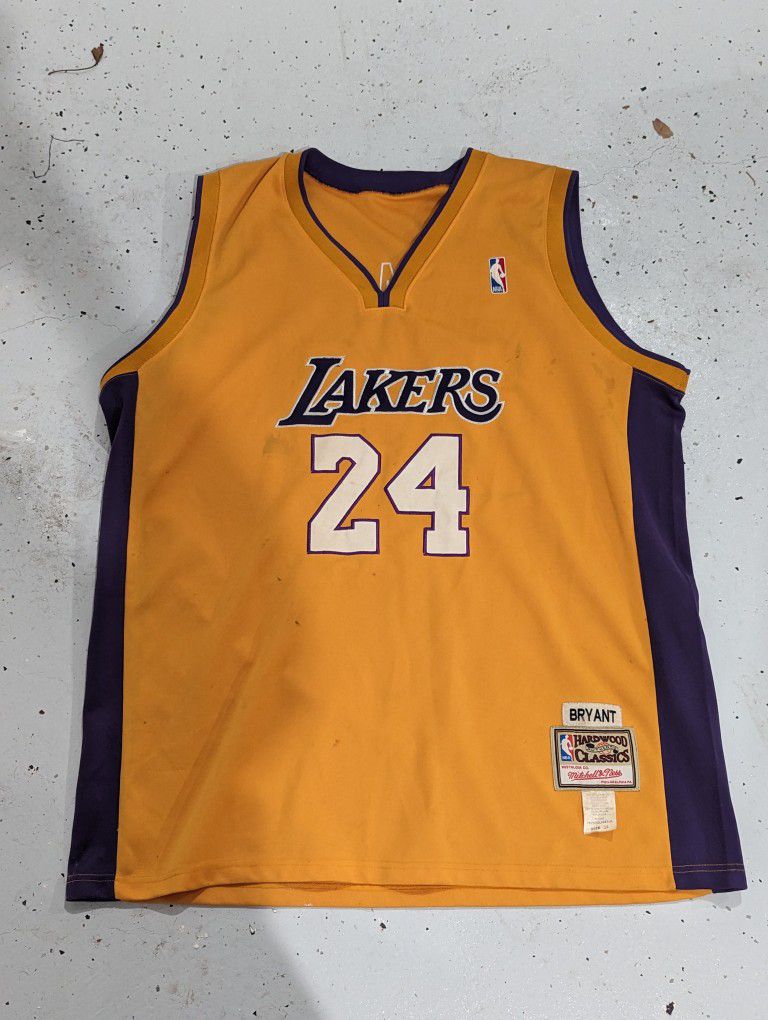 Kobe Bryant Gold #24 Mitchell And Ness LA Lakers jersey hardwood