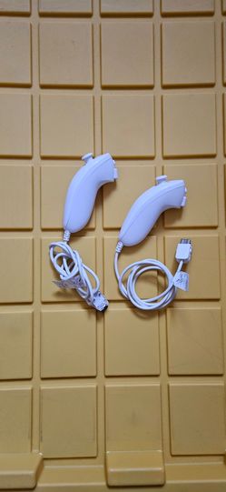 Wii / Wii U  white Nintendo Nunchunk for wii remotes