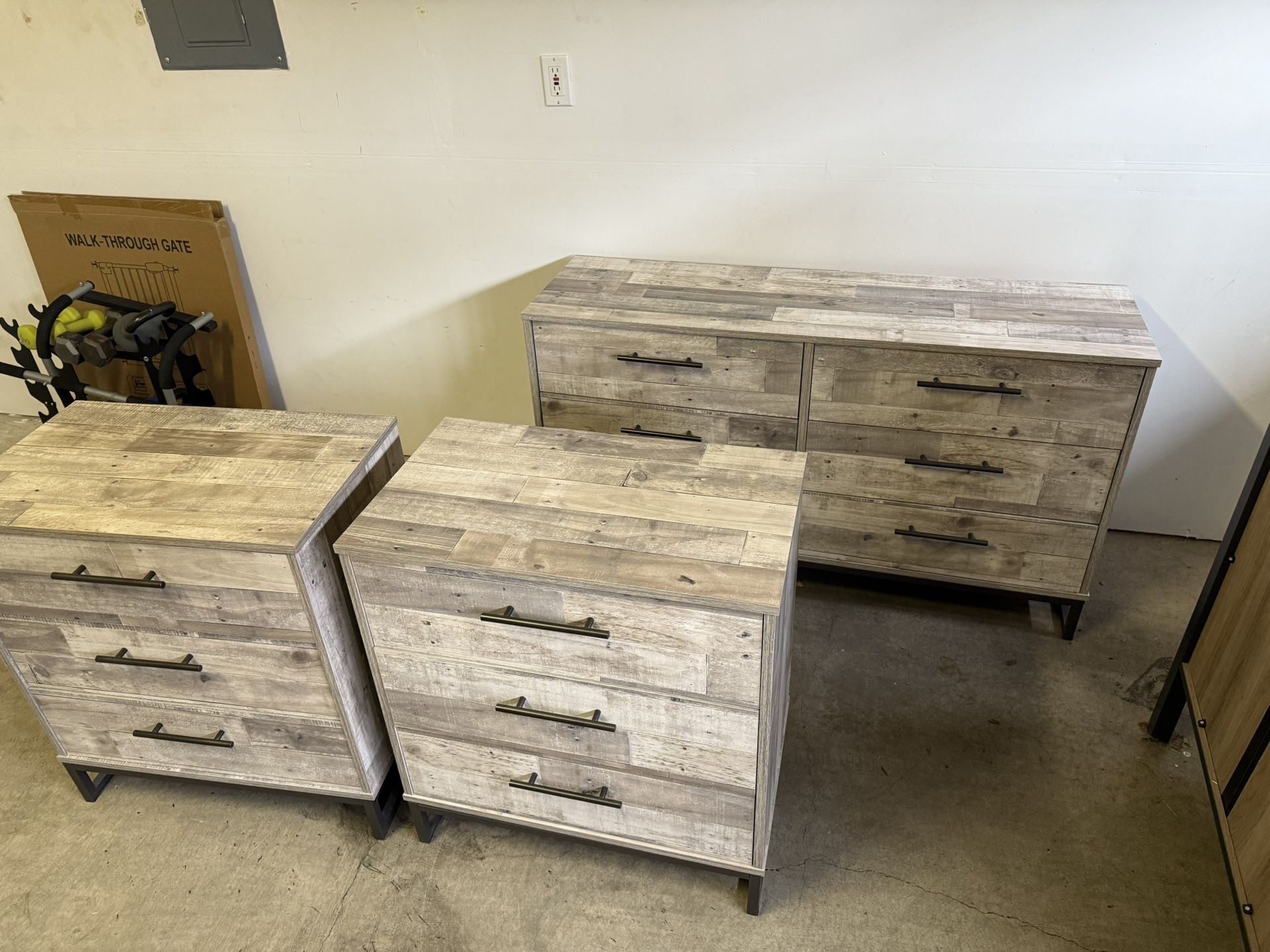 Dresser & 2 Nightstands