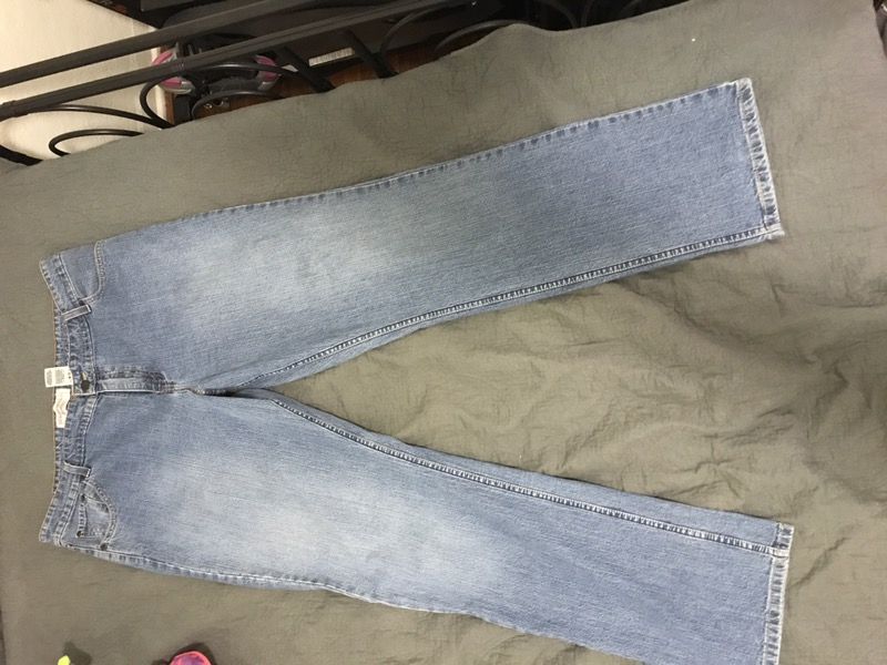 Levi Strauss stretch Midrise straight leg jeans. New jeans never worn. Size 18 women's.