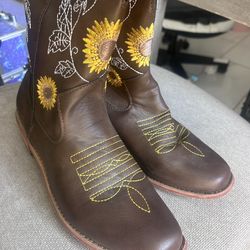 Cow girl boots size 8