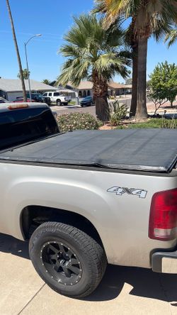 6 ft Taneau foldable cover and camper shell