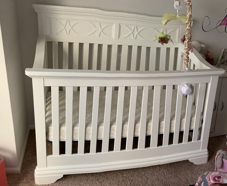 New " Baby Caché" Crib never used with mattress