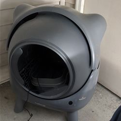 Self cleaning litter box