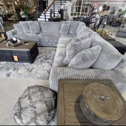 Brand New Ashley’s Plush Lindyn Sectional Set 