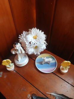 Clown.. unicorn ring holder.. Flowers and vase with daisies