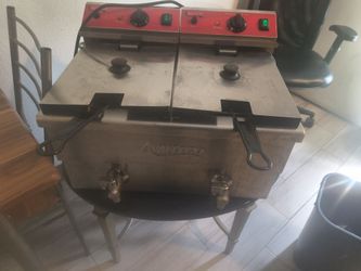 Blackstone 38 inch FlatTop Grill,and 30lb commercial table top deep fryer, double basket, good condition