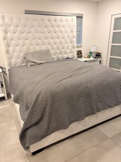 🤍 King Size Upholstered Bed – Tufted Headboard & Platform Frame – $250OBO