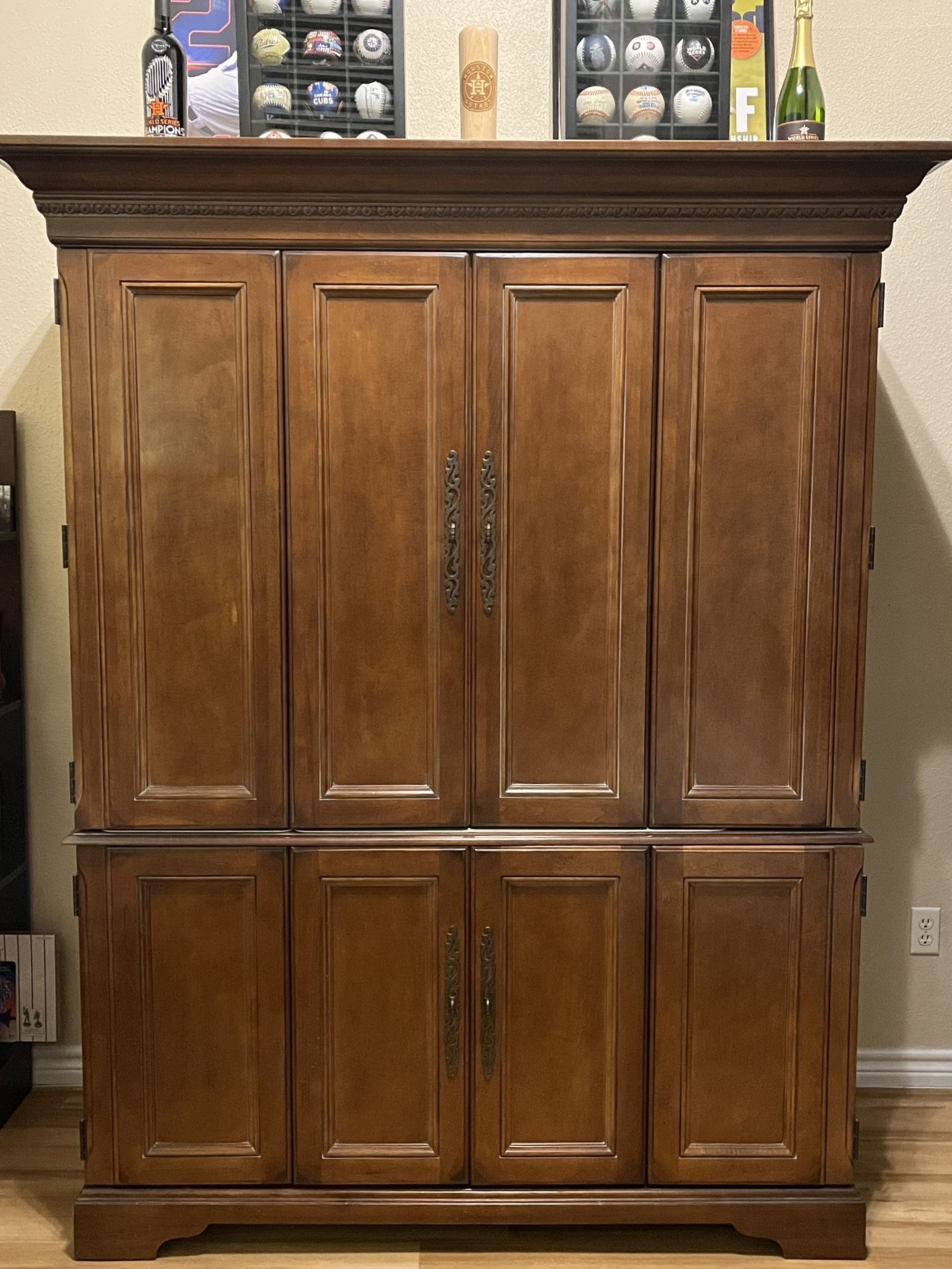  Computer desk/hutch/armoire