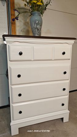 Nice wooden white chest dresser in good condition all drawers working,
Driveway pickup.
L30"*W17.5"*H41"