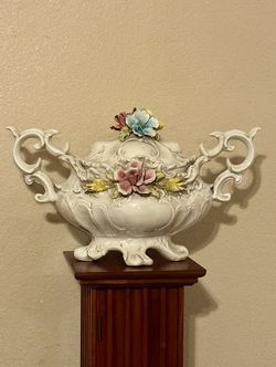 Porcelain tureen