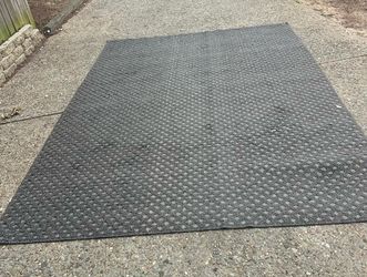 Large outdoor rug in good condition. 7”x10”