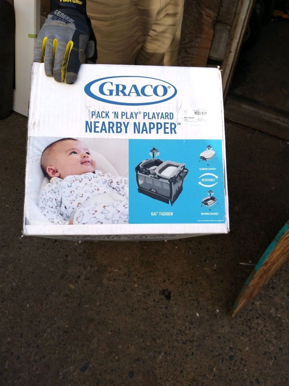 NIB GRACO PAK N PLY WITH NAPPER