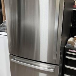 NEW 33” GE Bottom-Freezer Refrigerator w/ICE MAKER (FINANCE AVAILABLE)