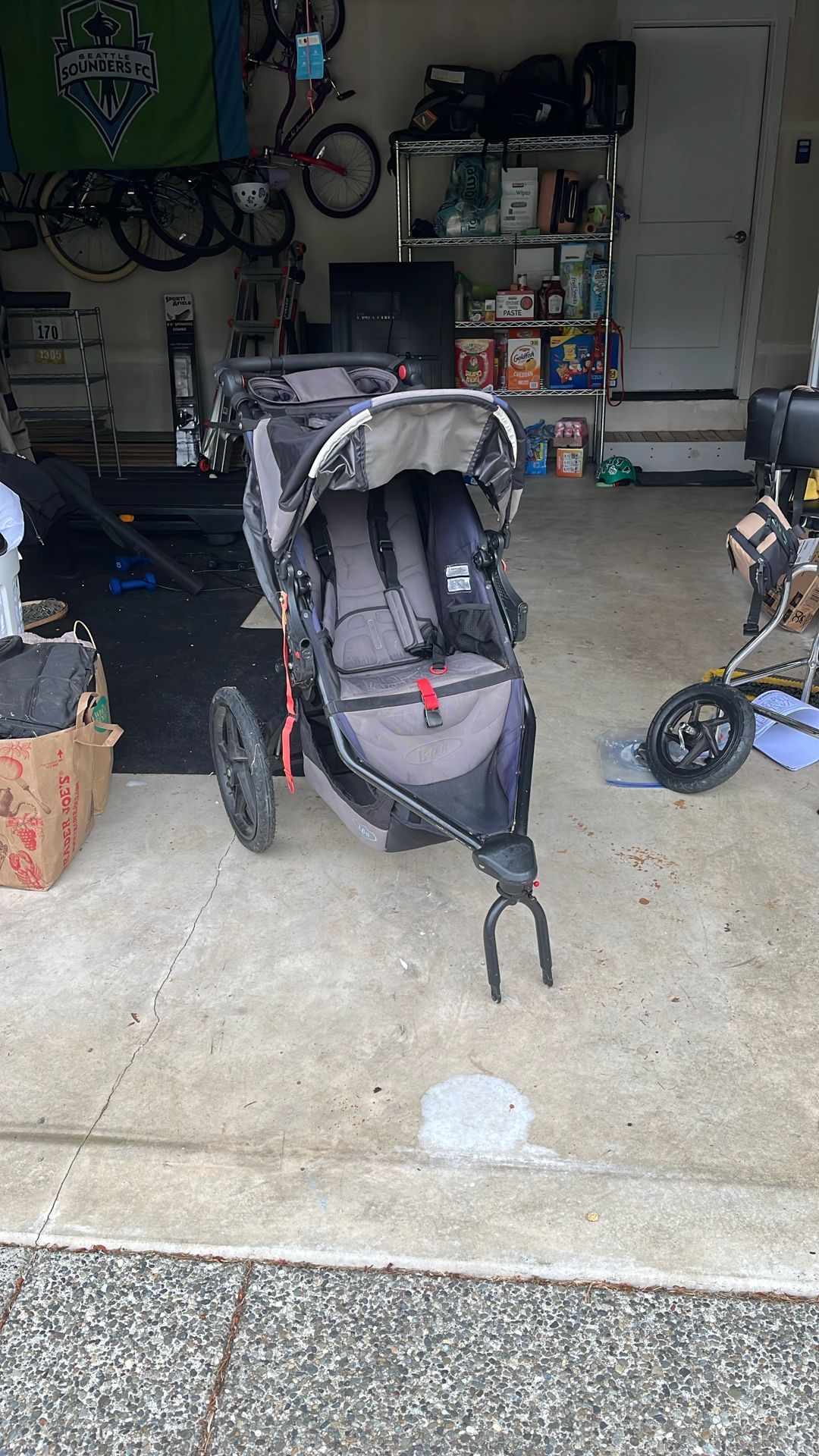 BOB Jogging Stroller (Needs Front Wheel)