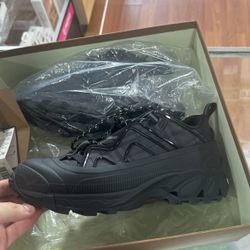 Burberry Arthur plid sneakers dark charcoal Brand New Used ONCE!   With original receipts  Size 42-43 9.5-10